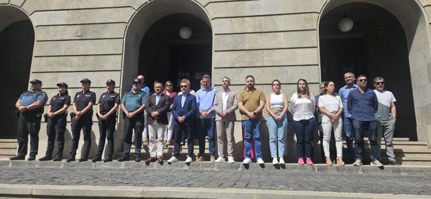 El Ayuntamiento de Santa Cruz de Tenerife guarda un minuto de silencio por la víctima de violencia de género en Málaga