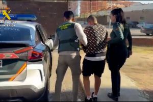 Detenidos tres integrantes de un grupo violento que asaltaba viviendas haciéndose pasar por repartidores 3 Detenidos tres integrantes de un grupo violento que asaltaba viviendas haciéndose pasar por repartidores - Imagen 2