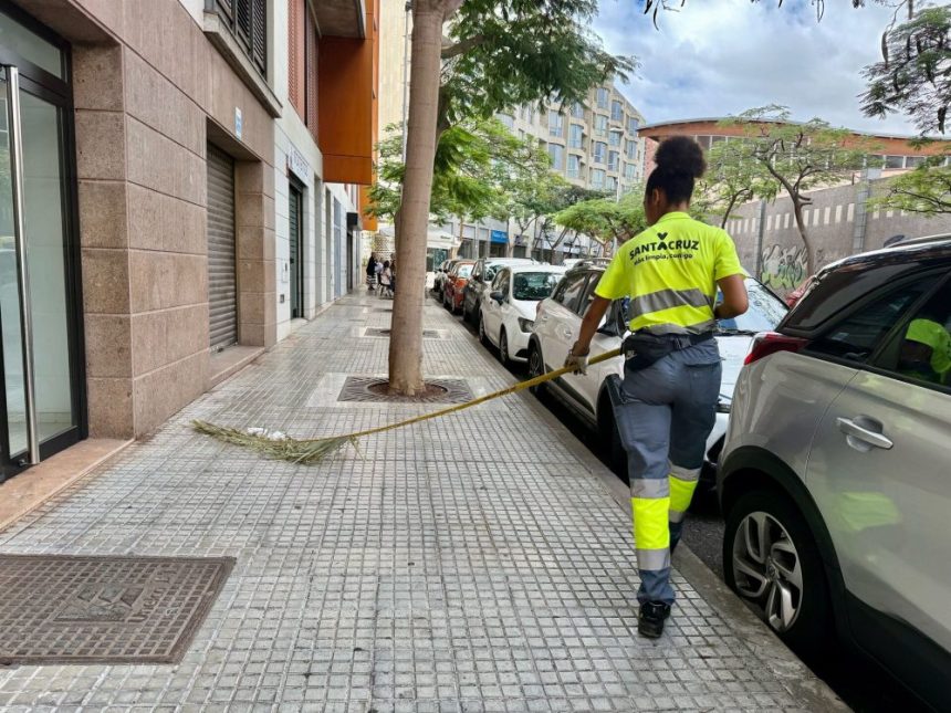Limpieza intensiva en La Salud para reforzar el mantenimiento urbano en Santa Cruz de Tenerife